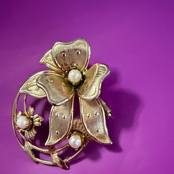 Elegant Gold Floral Brooch with Faux Pearls - Picture 4 of 4